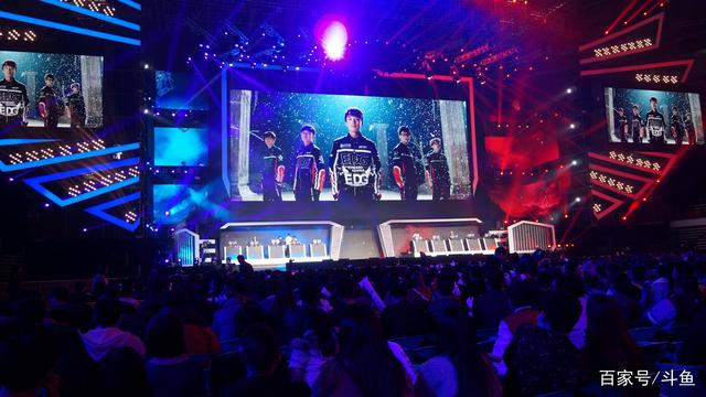 传奇杯 S2： FunPlus Phoenix 的三大核心持续施压，而 Wx 的 Ashe 独自挣扎； Doinb 的团队取得了他们的首场胜利。